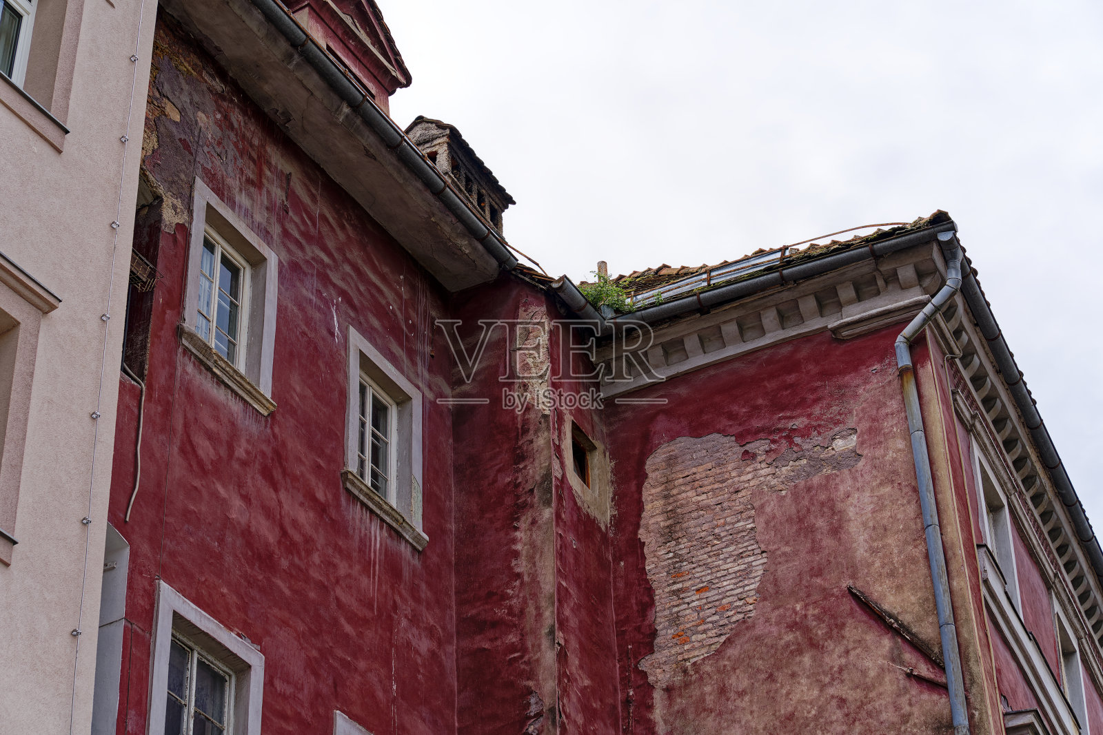 斯洛文尼亚首都风化外墙的历史建筑特写。照片摄影图片