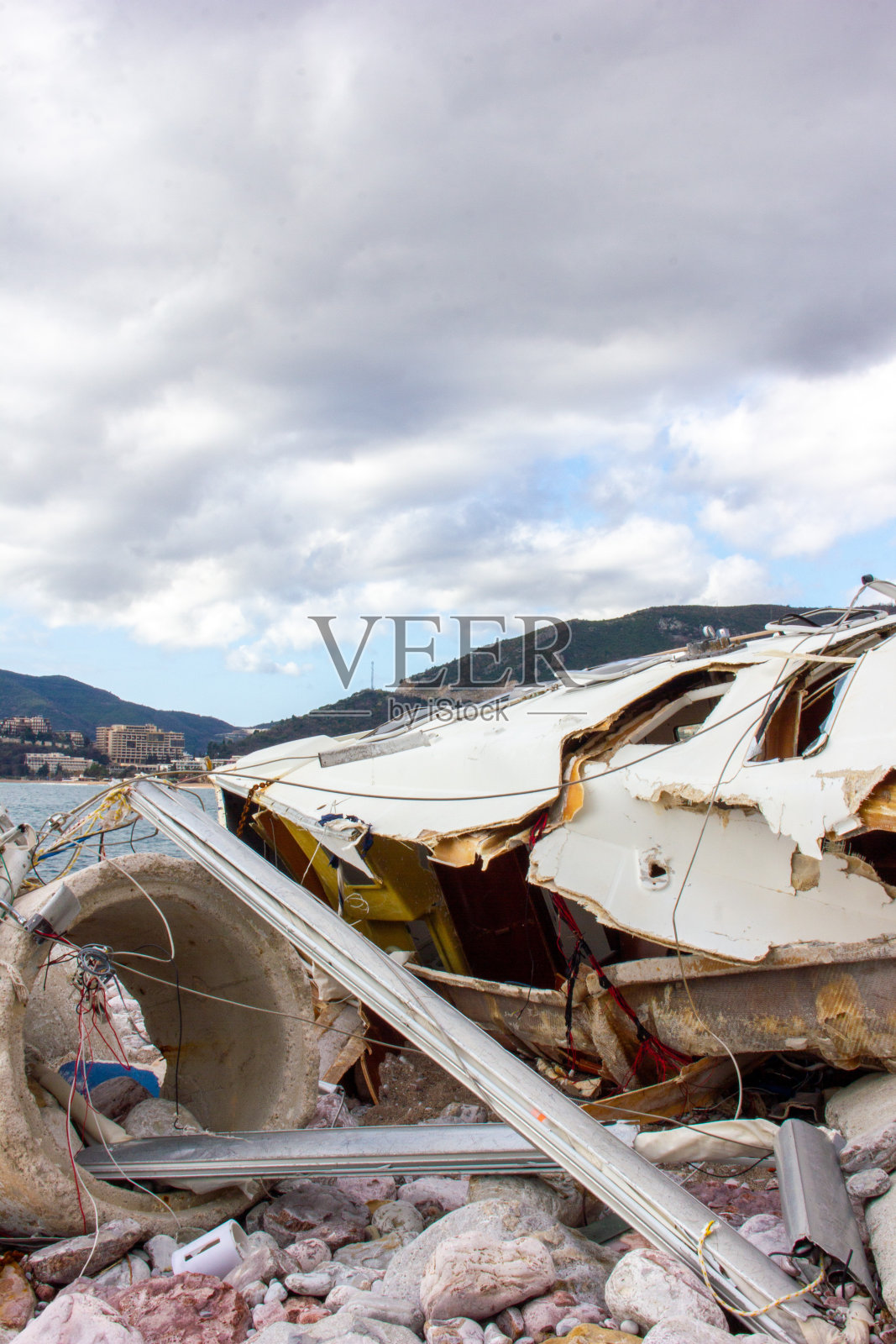 海难，海边被遗弃的游艇照片摄影图片