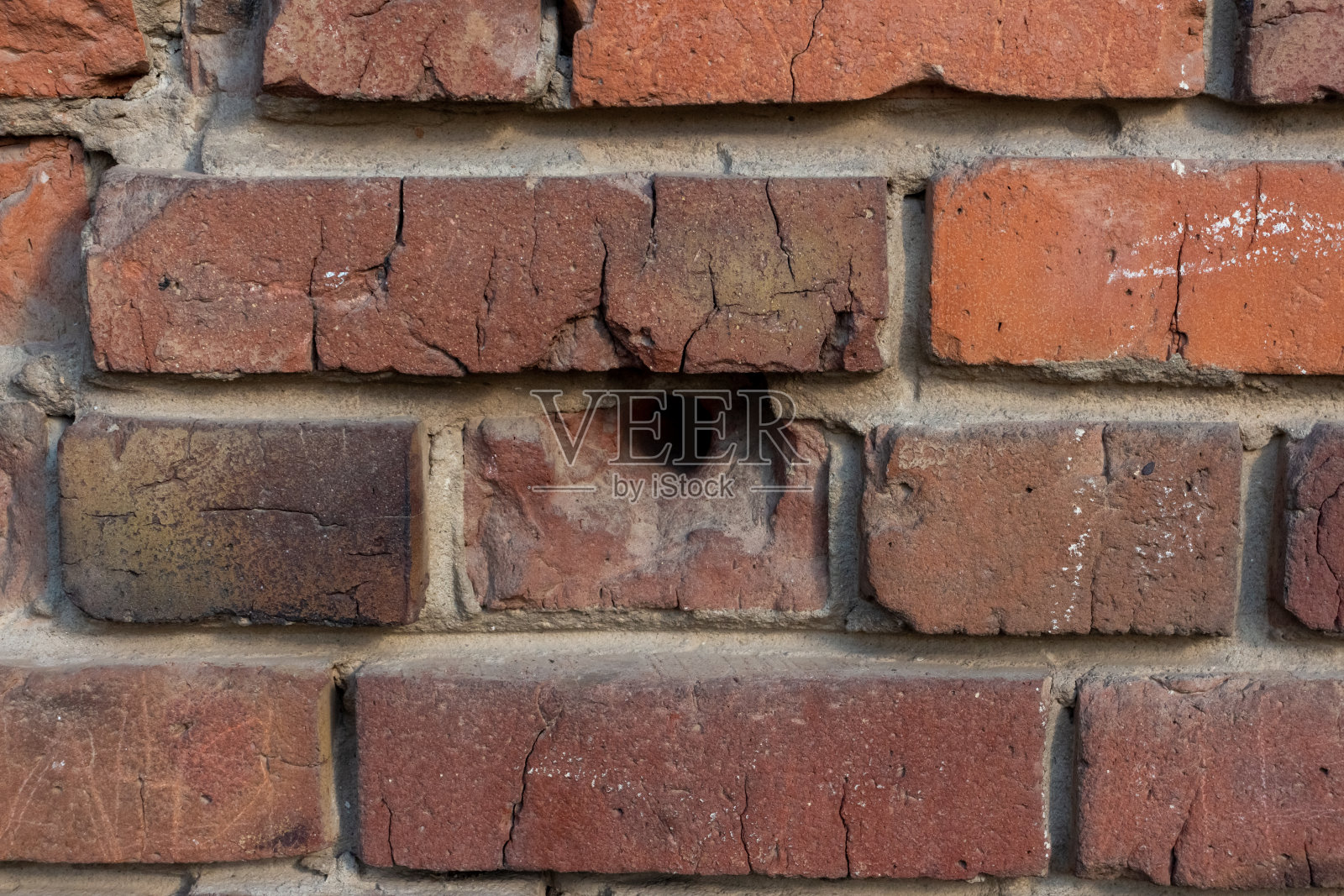 红砖墙上有弹孔照片摄影图片