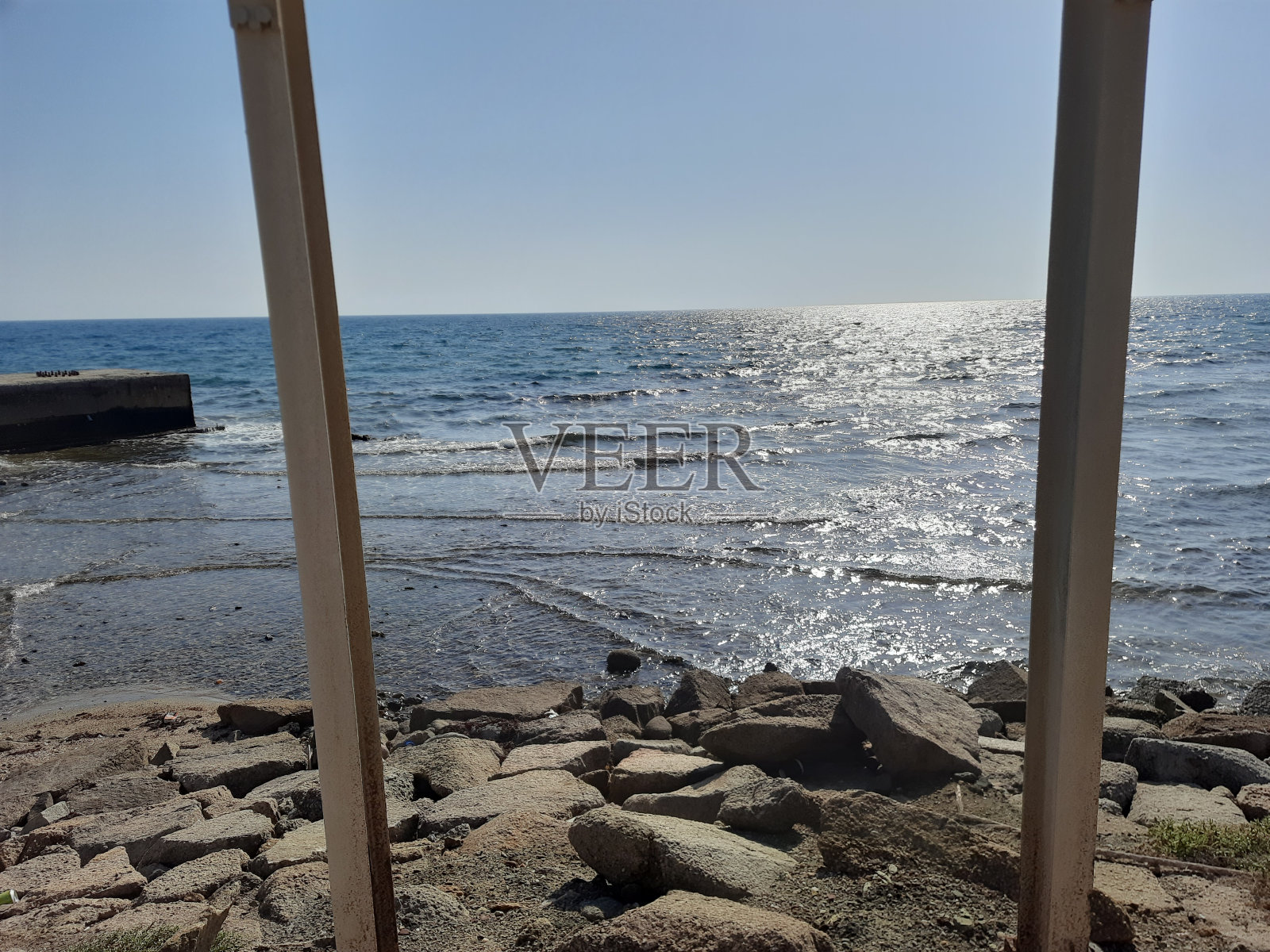 红海沿岸阳光明媚的岩石海滩照片摄影图片