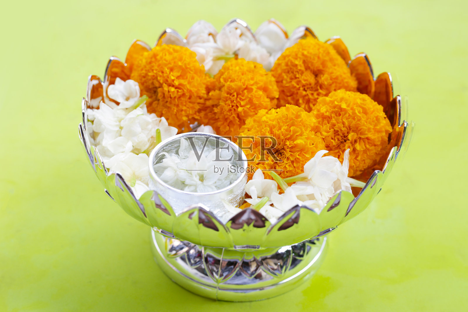 茉莉花和金盏花的水。泰国传统，宋干节的概念照片摄影图片