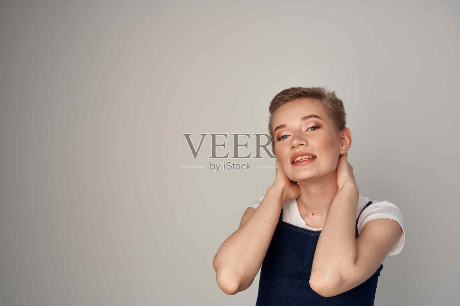 美丽的女人摆红唇魅力光背景照片摄影图片