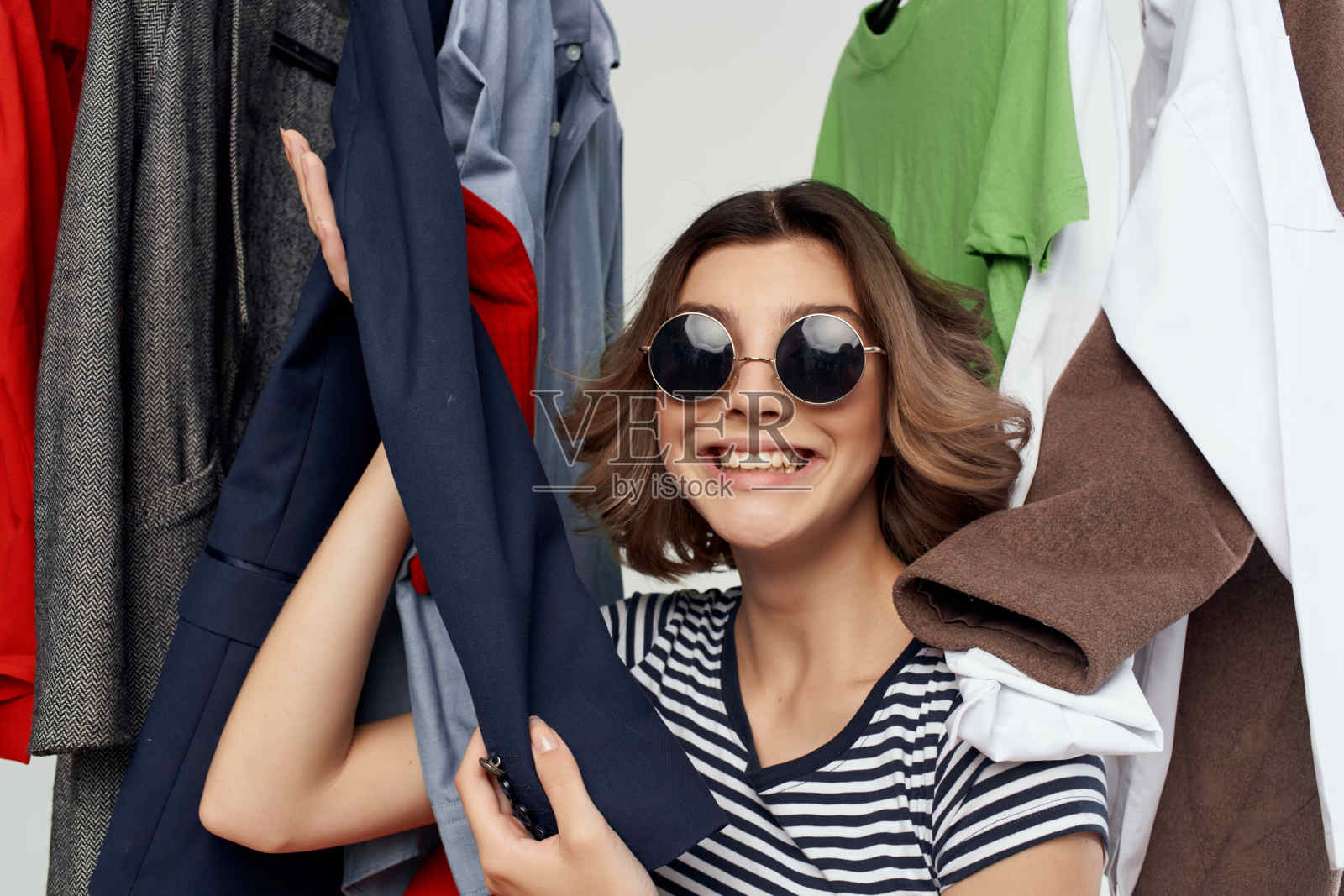 漂亮女人戴眼镜旁边的衣服时尚有趣的情绪照片摄影图片