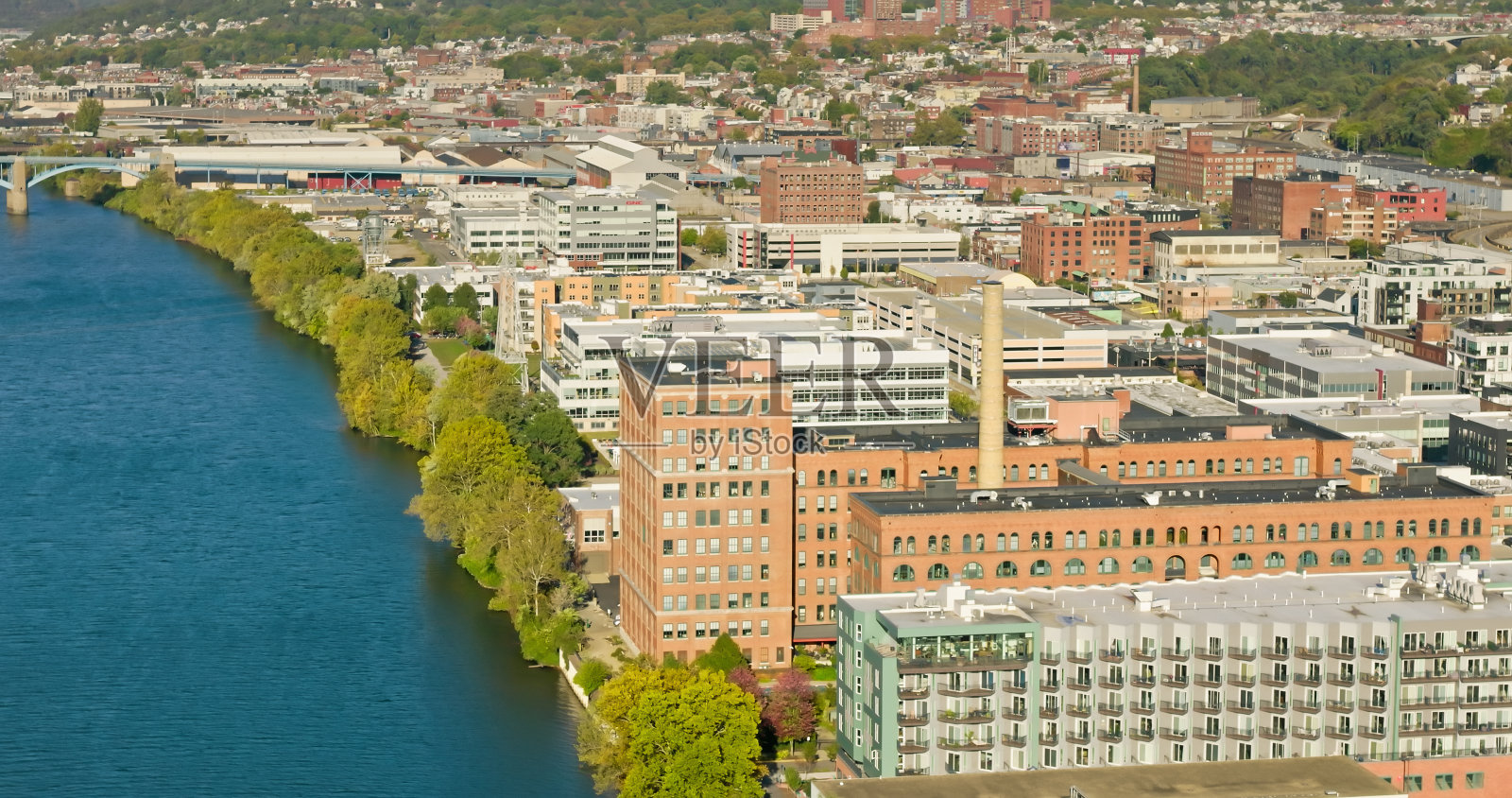 航拍的长街区在匹兹堡，宾夕法尼亚州照片摄影图片