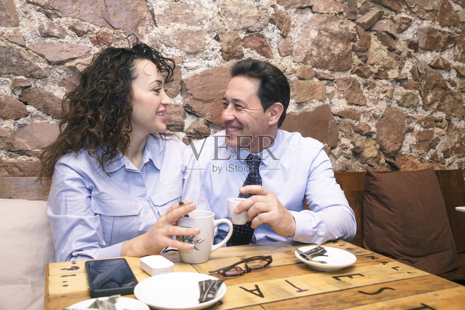 下班后的同事照片摄影图片