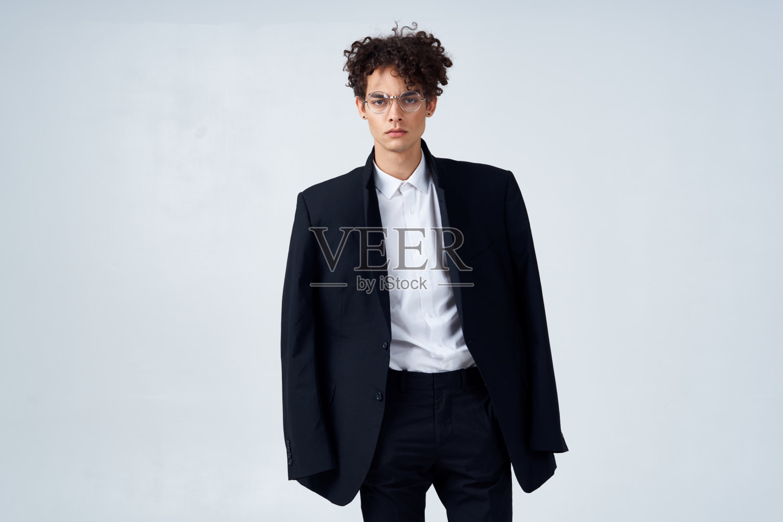 商人，西装，眼镜，卷发，时尚工作室照片摄影图片