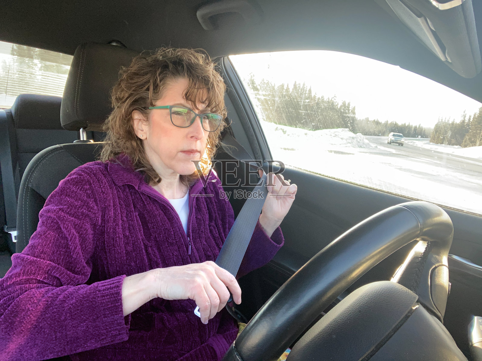 60岁的老妇人在冬天系上安全带照片摄影图片