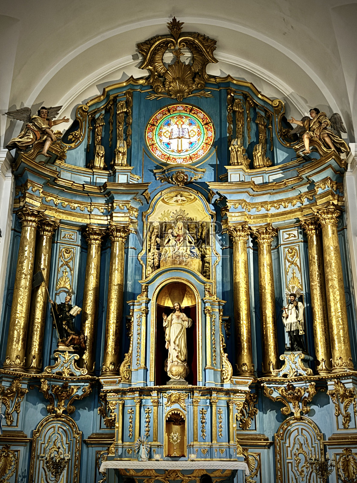 18世纪的主祭坛basílica nuestra señora del pilar装饰着一个金色的圣母和儿童雕像照片摄影图片