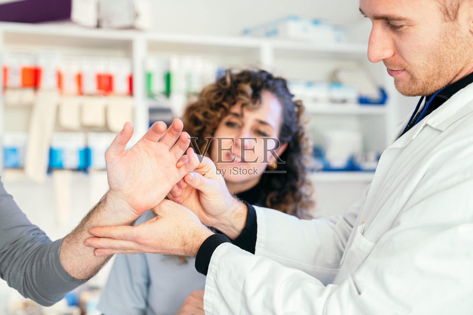 专业医护人员处理病人的手伤照片摄影图片