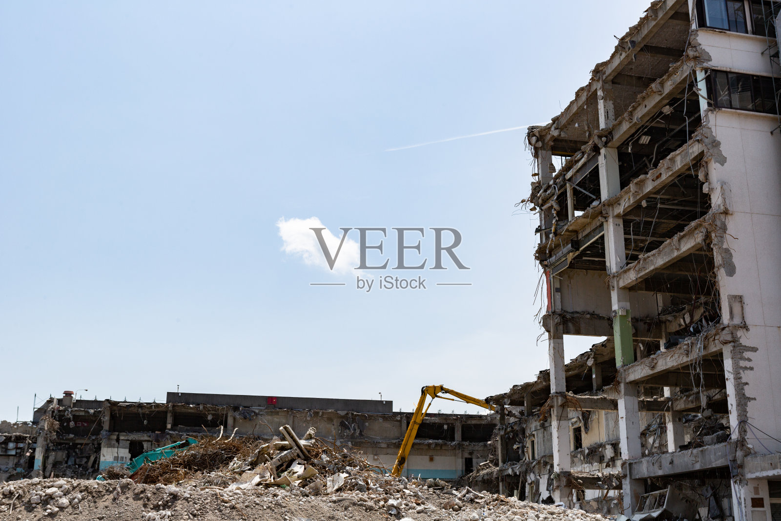 建筑物拆除工地用电动铲照片摄影图片