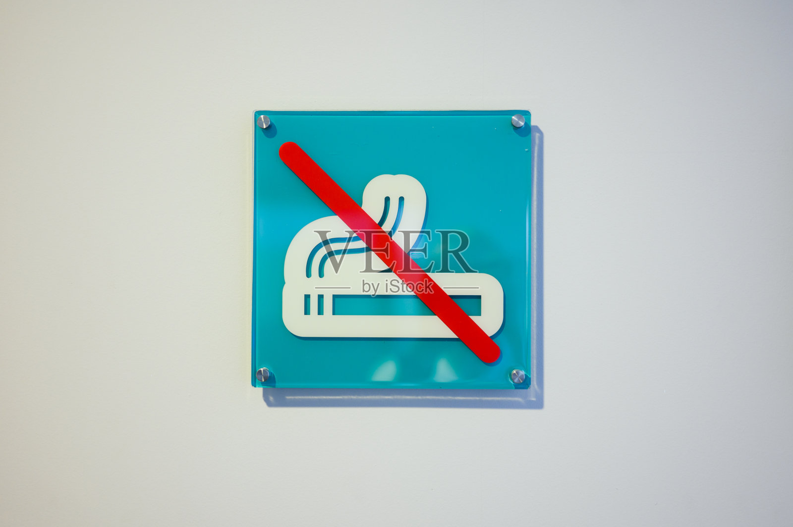 酒店大堂有禁止吸烟的标志。医疗保健的概念，公共场所禁烟，上瘾照片摄影图片