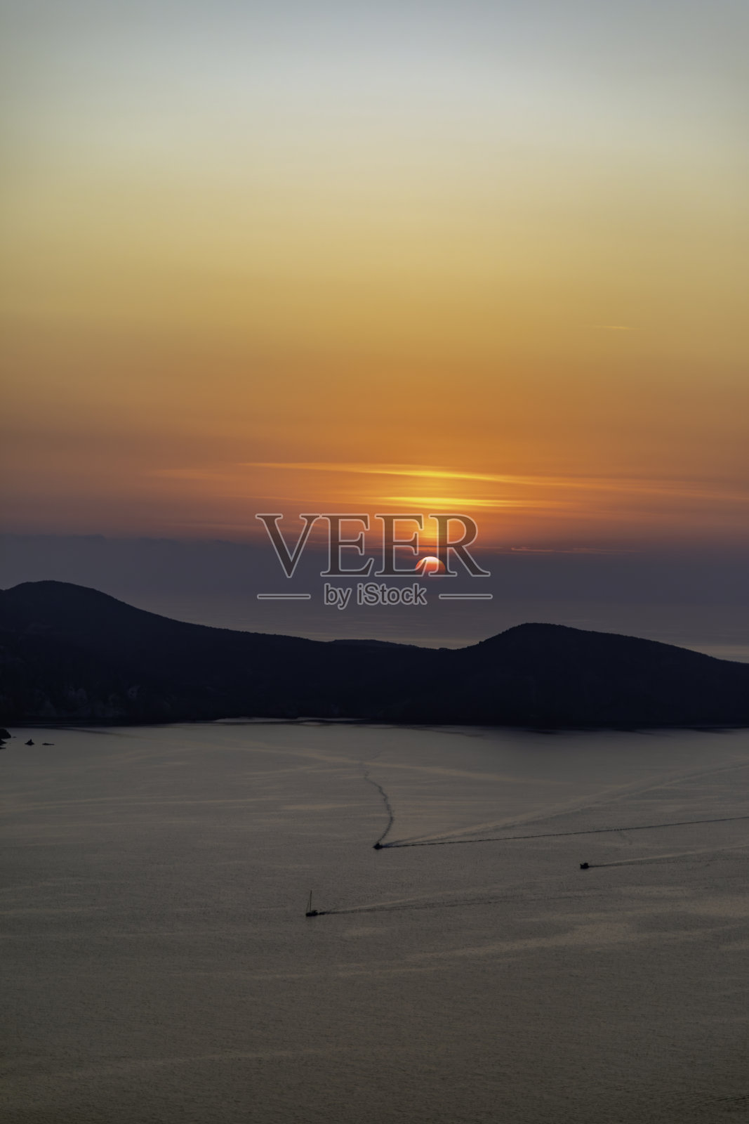 壮观的日落天空在地中海和岛屿，米洛斯，希腊照片摄影图片