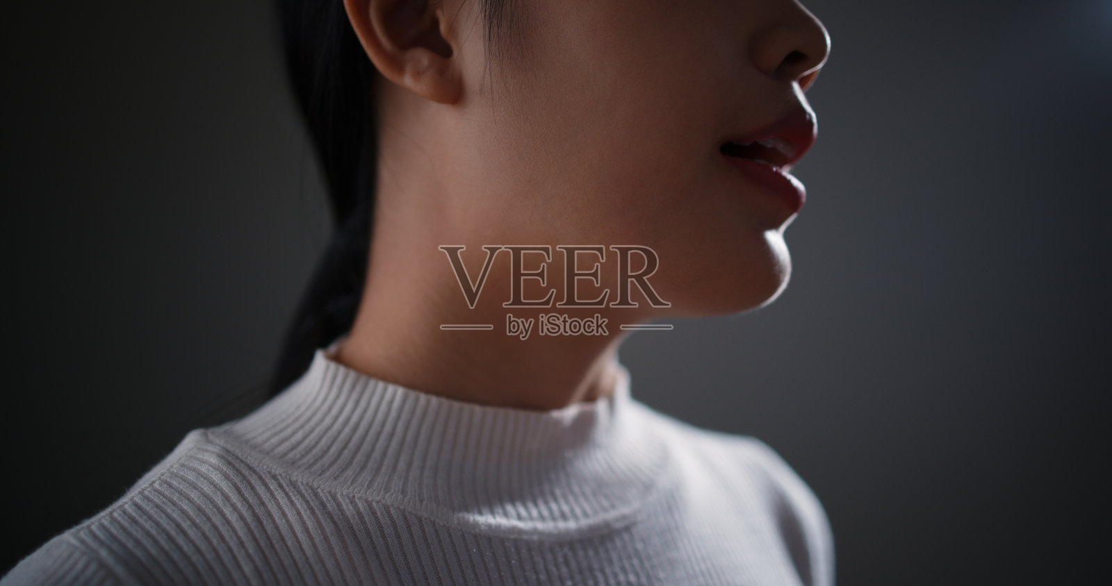 特写女孩的脸正在舞台上展示一份商业计划。照片摄影图片