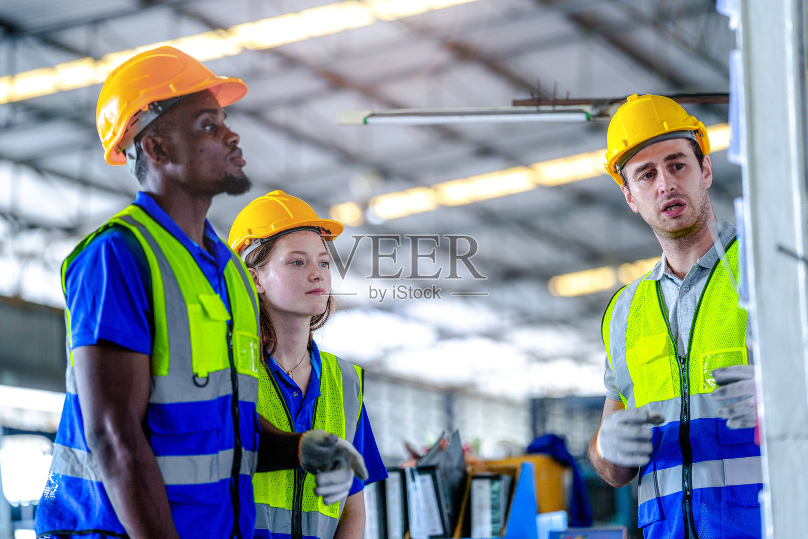 概念工人在工业中操作的人。工厂工业仓库团队。男性给团队一些建议。多元化工程师小组工厂人员会议。照片摄影图片