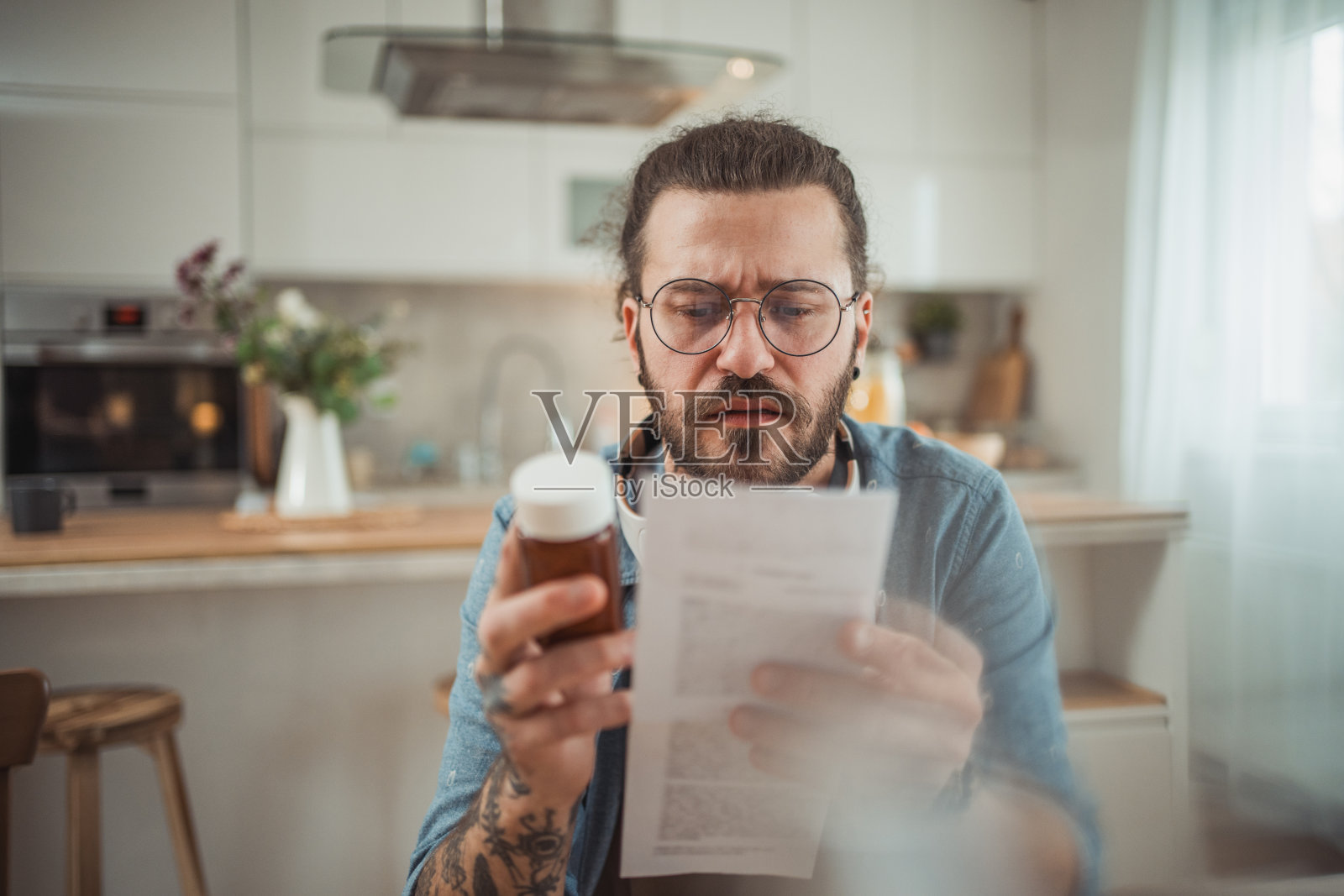一个年轻人服用药物或维生素照片摄影图片