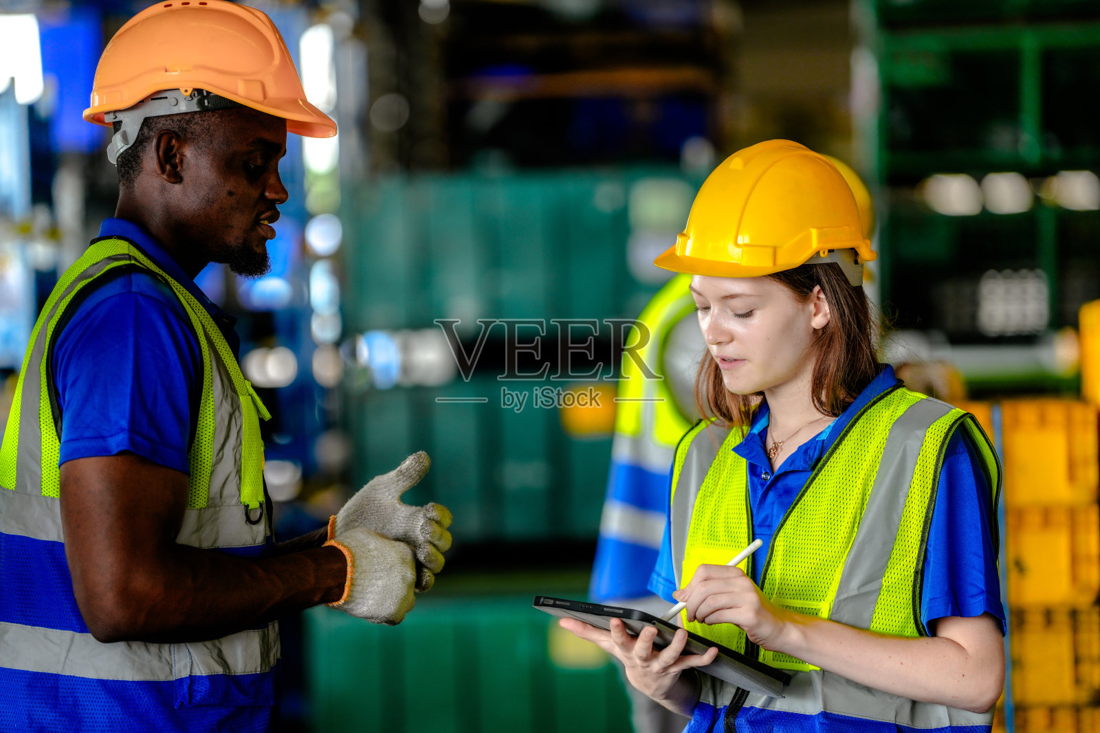 概念工人在工业中操作的人。工厂工业仓库团队。男性给团队一些建议。多元化工程师小组工厂人员会议。照片摄影图片
