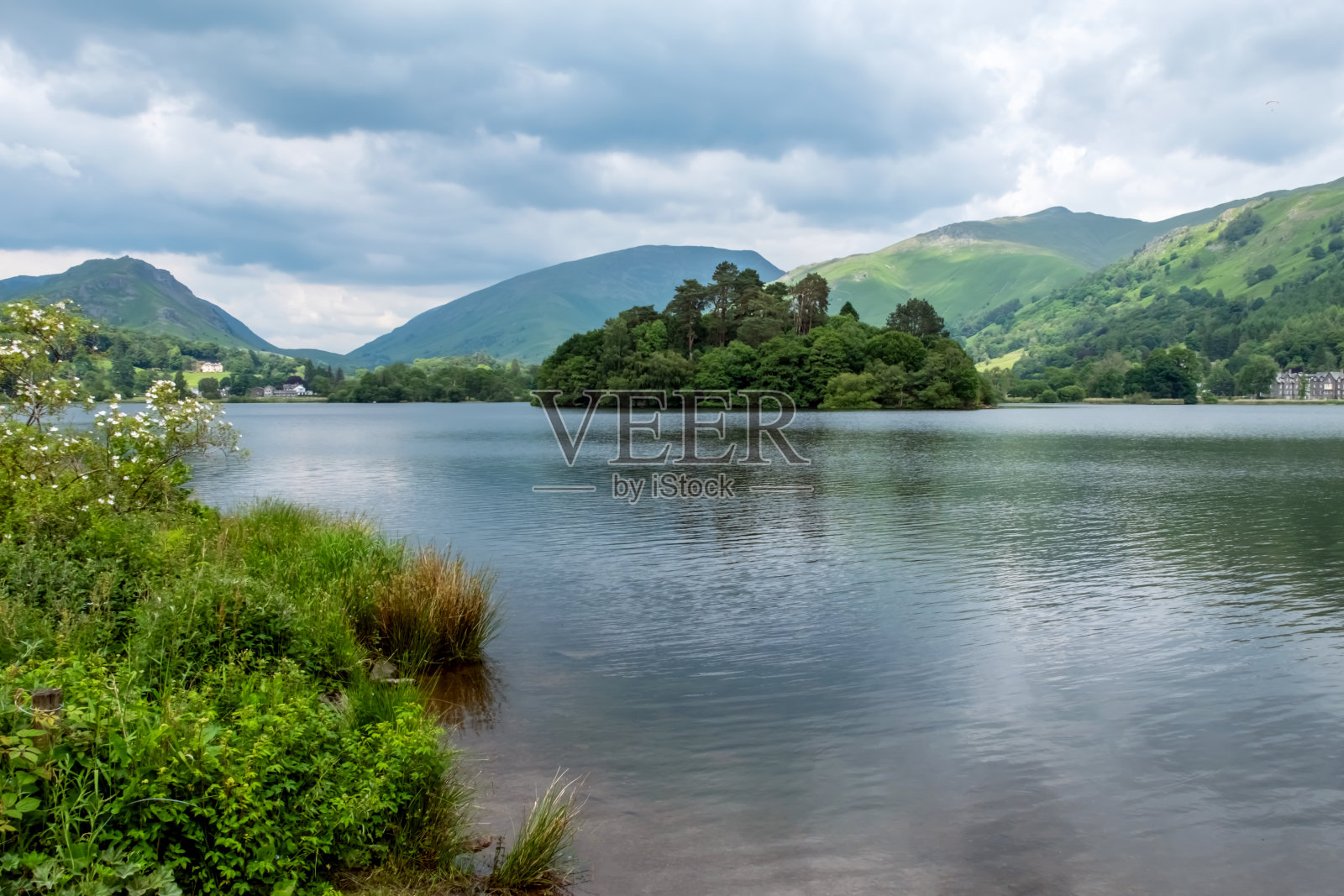 以山脉为背景的英国湖区格拉斯米尔照片摄影图片