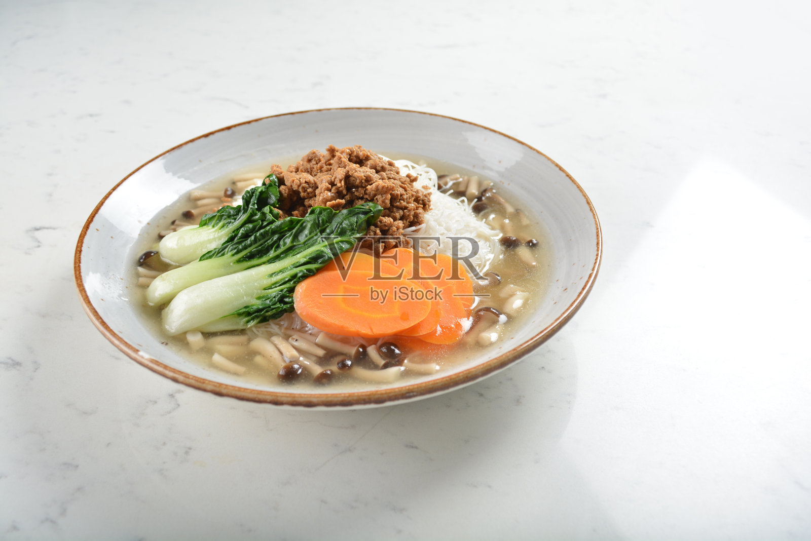 煮米粉配蘑菇蔬菜胡萝卜肉末汤照片摄影图片