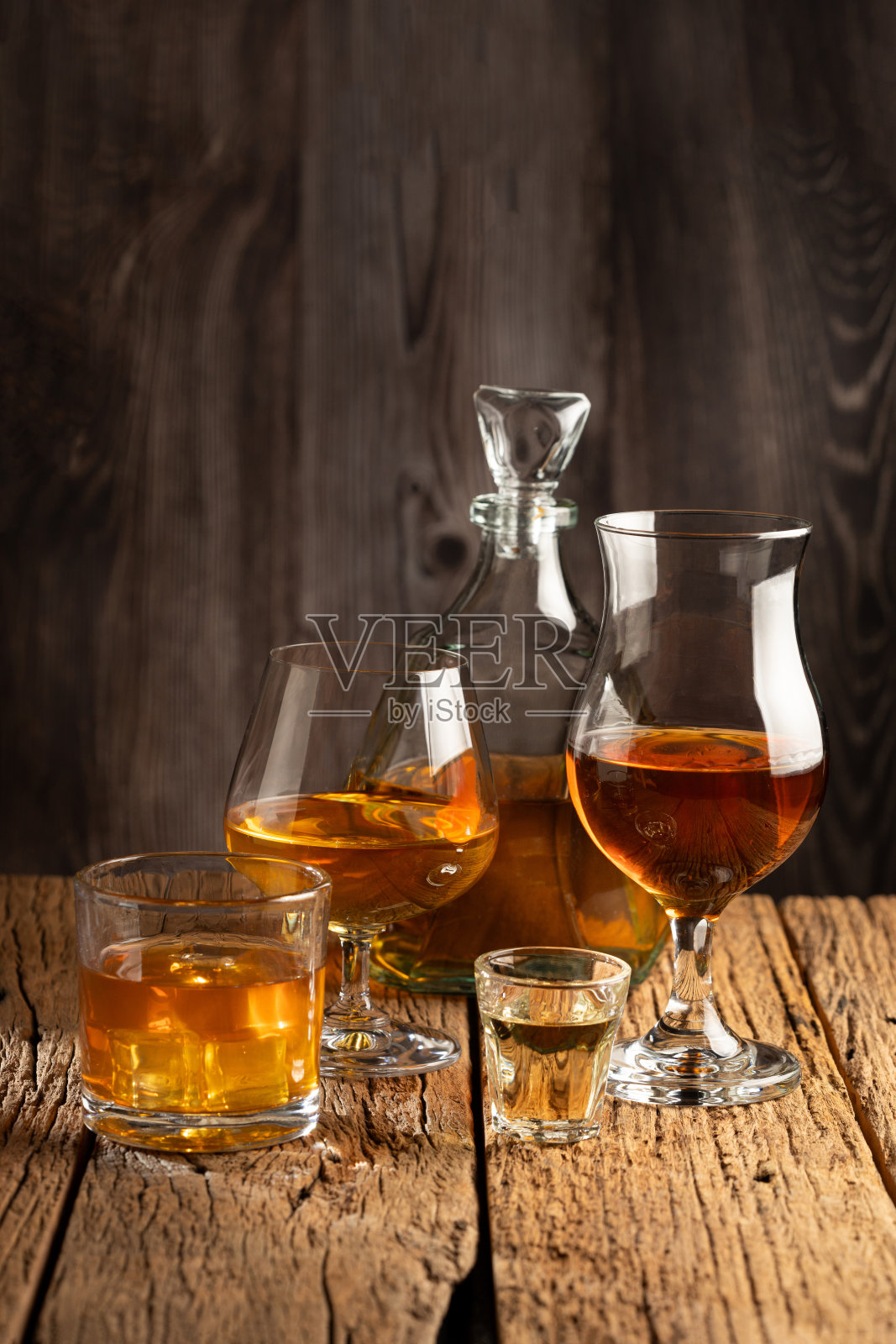 精选烈性酒精饮料。威士忌、利口酒、龙舌兰酒、白兰地、朗姆酒。照片摄影图片