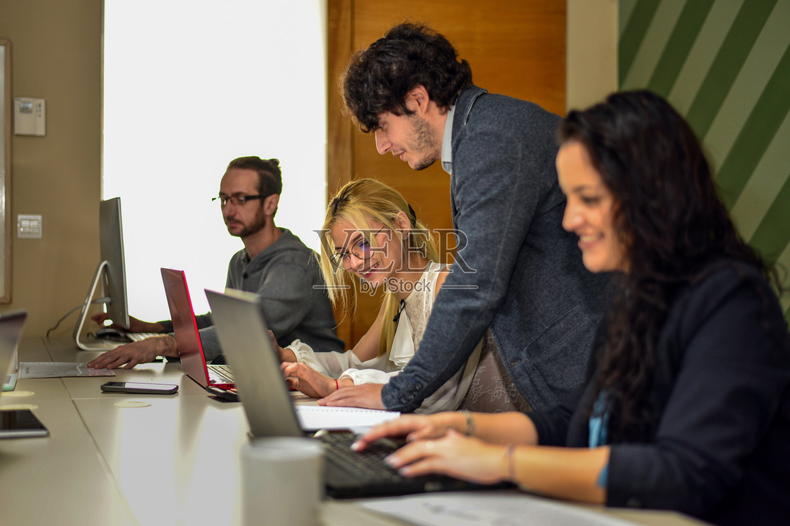 IT专业人员在行动。照片摄影图片