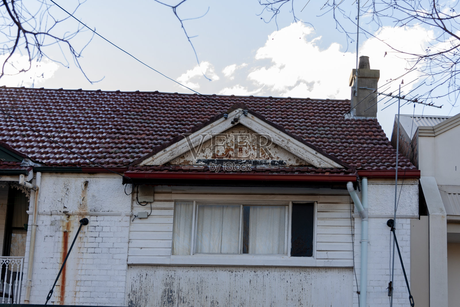 废弃的覆有挡风板的房子照片摄影图片