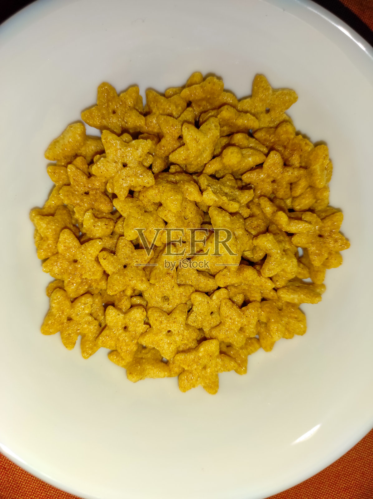 一碗星星形状的麦片照片摄影图片