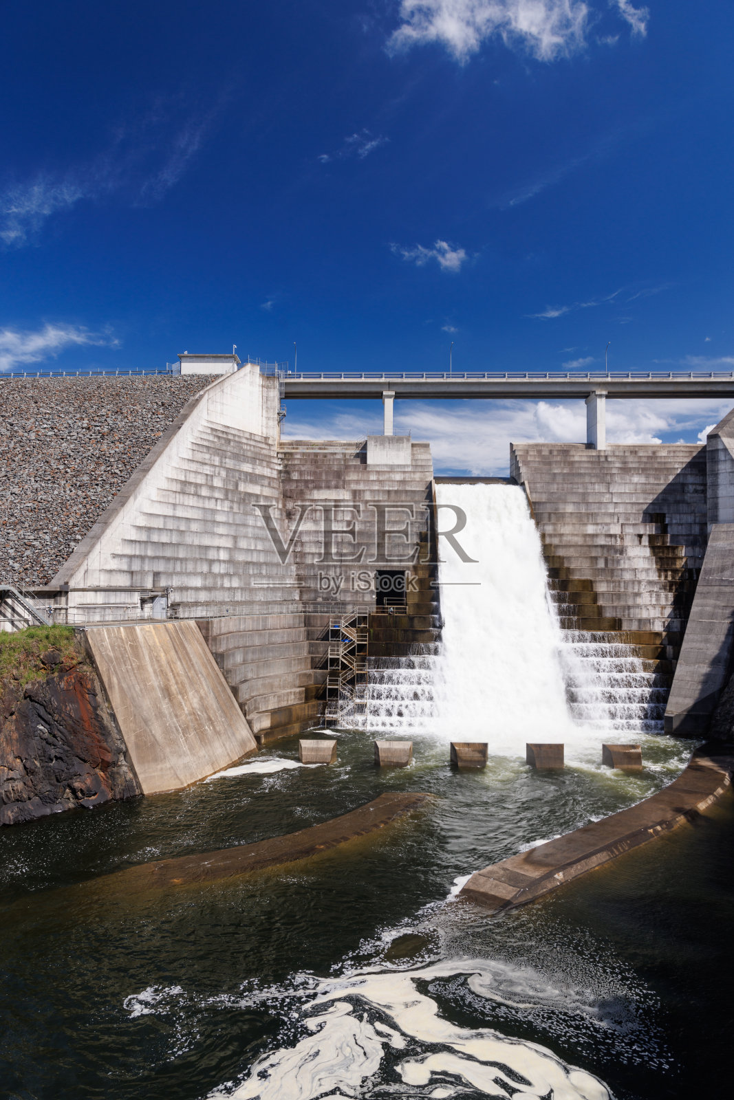大型水坝溢洪道满负荷流动照片摄影图片