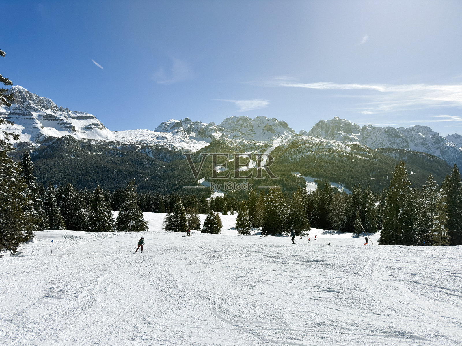 游客在滑雪坡上享受滑雪的景色照片摄影图片