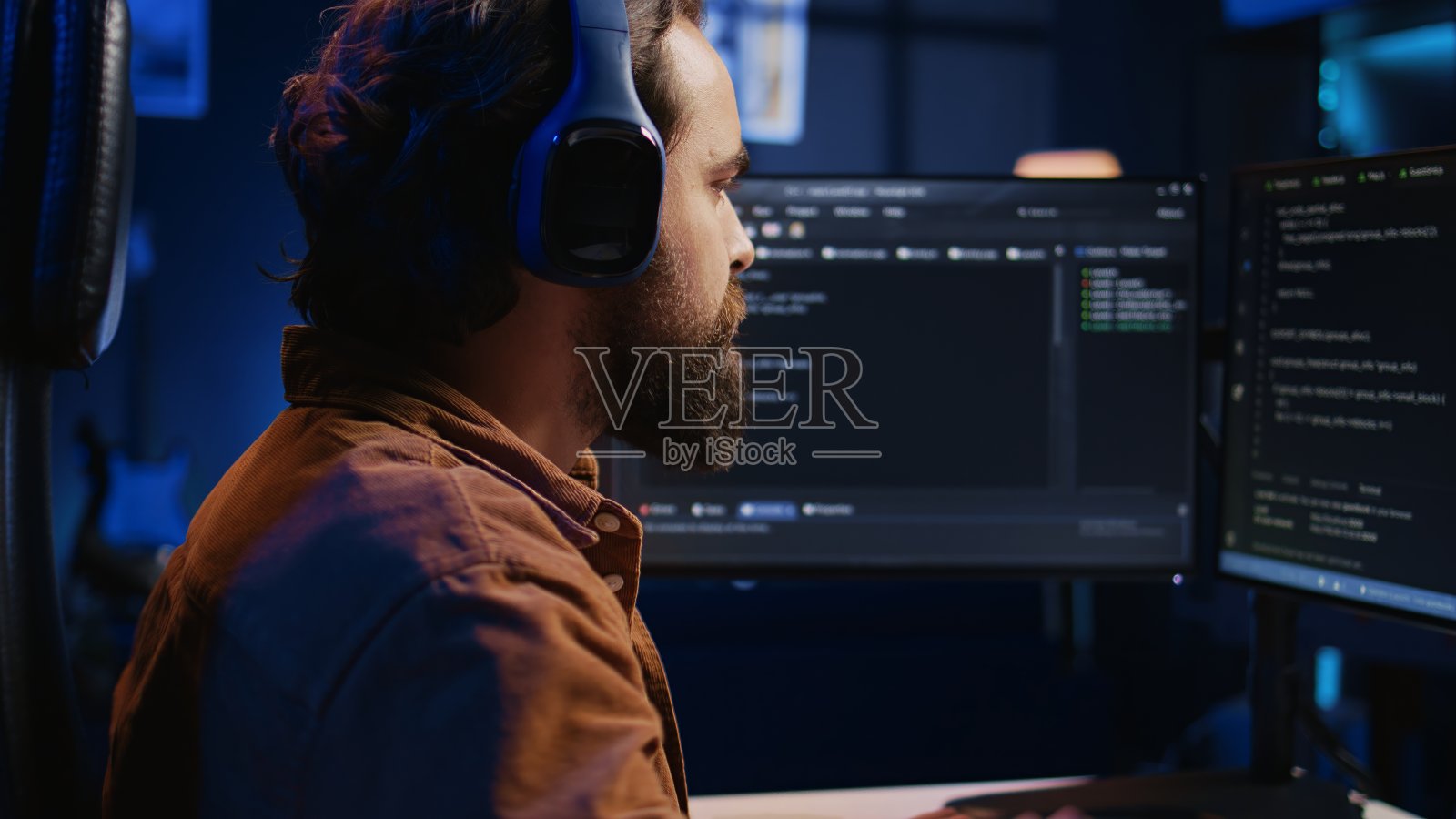 开发人员一边听音乐一边喝咖啡照片摄影图片