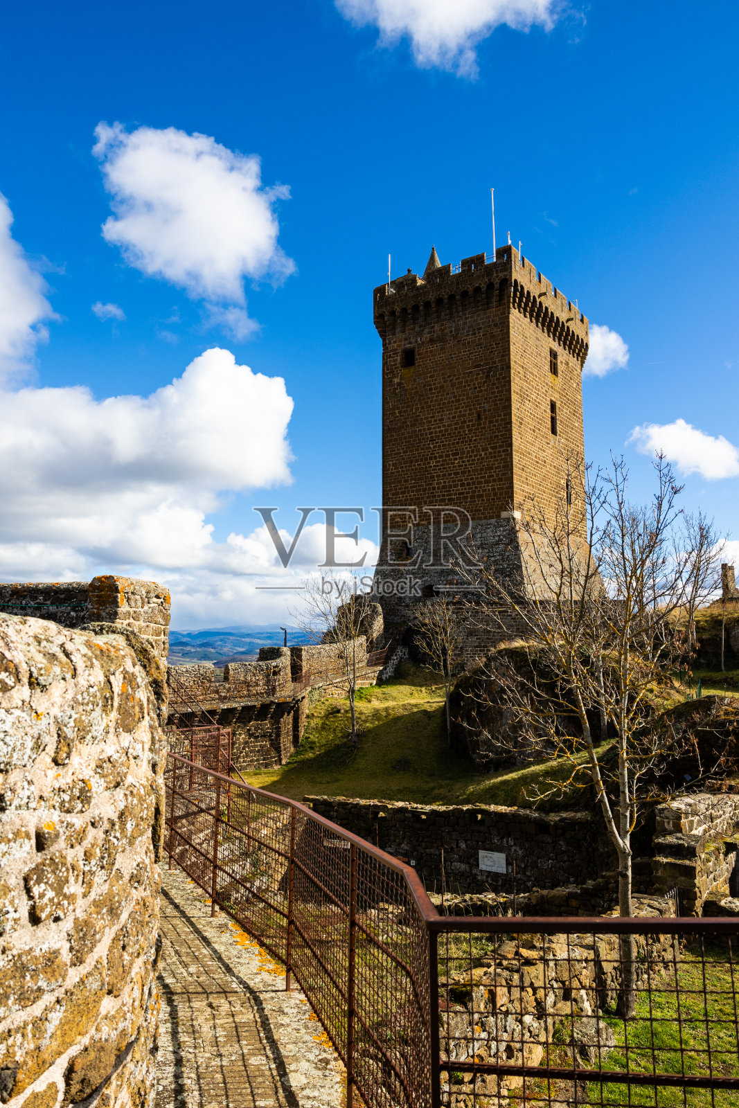 在Puy-en-Velay附近用火山岩建造的波利尼亚克要塞照片摄影图片