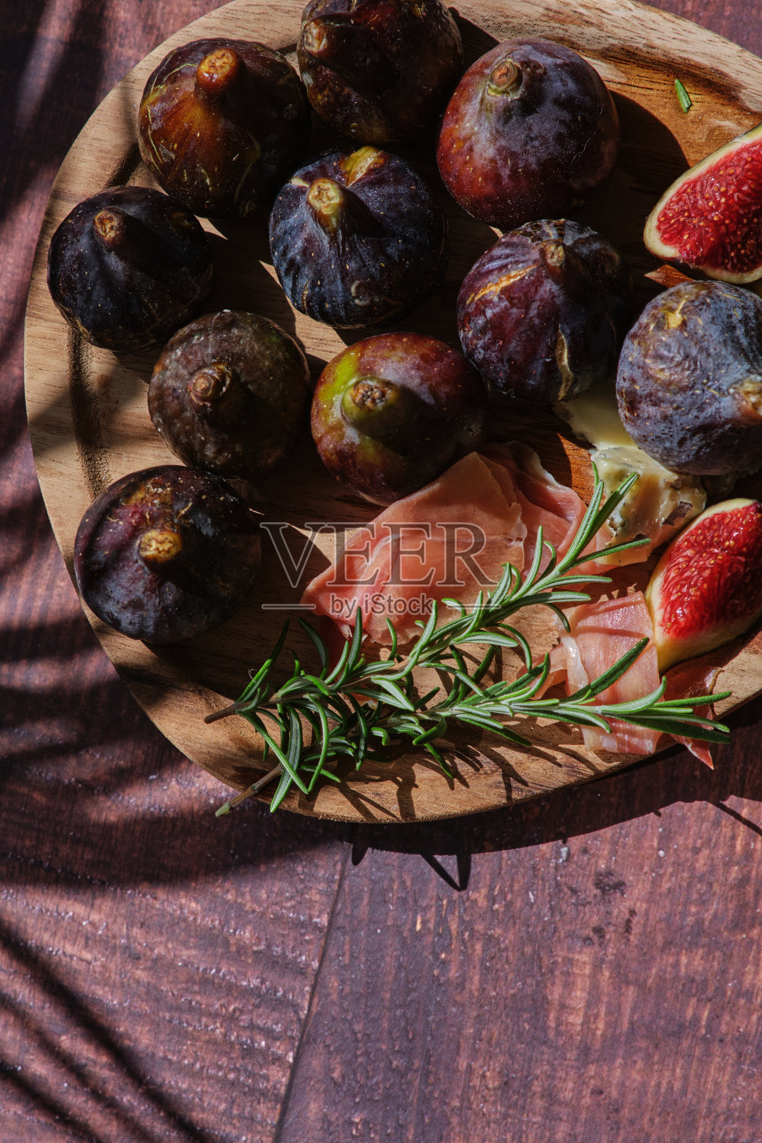 木盘上的静物无花果照片摄影图片