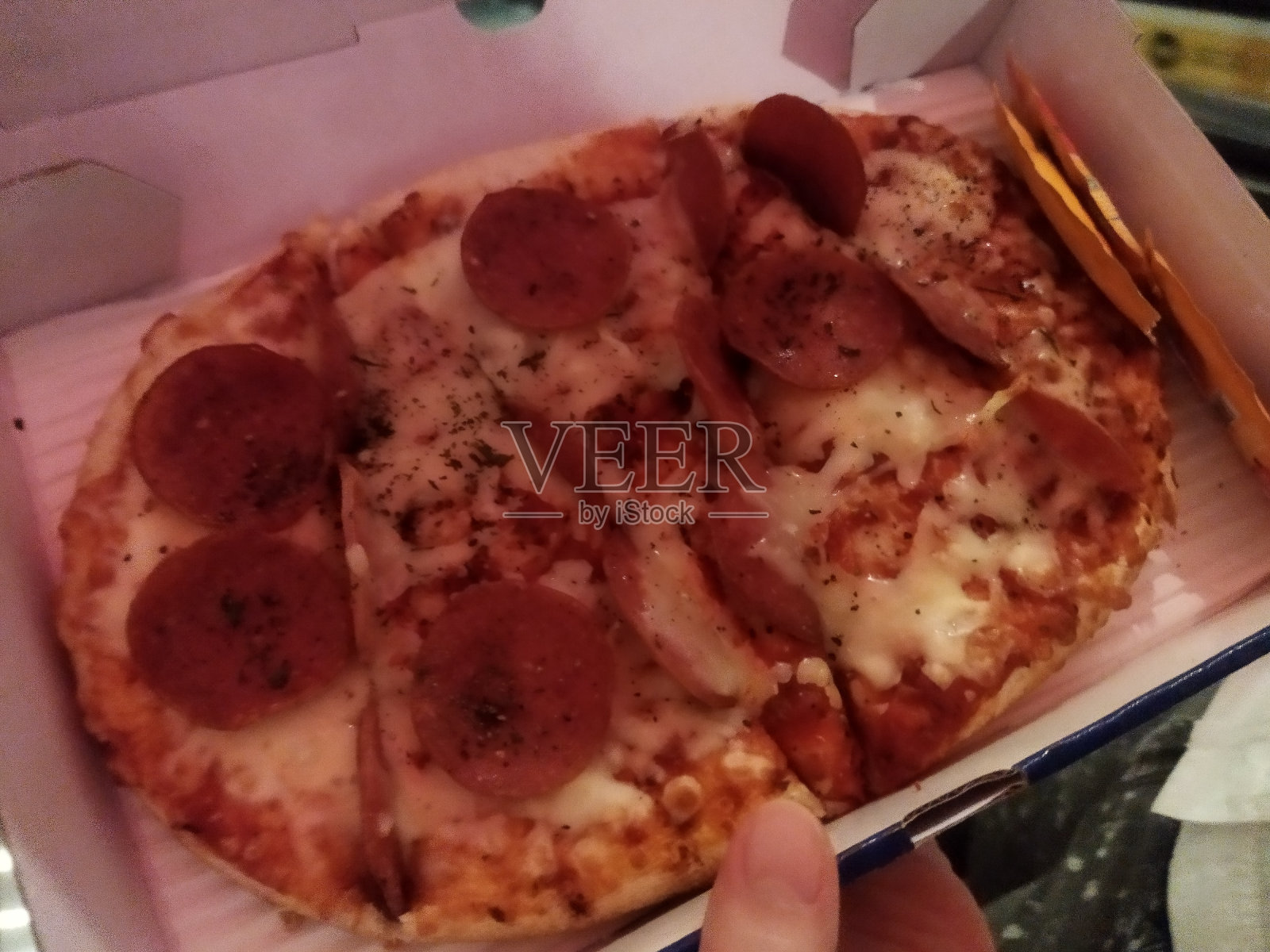 意大利香肠披萨照片摄影图片