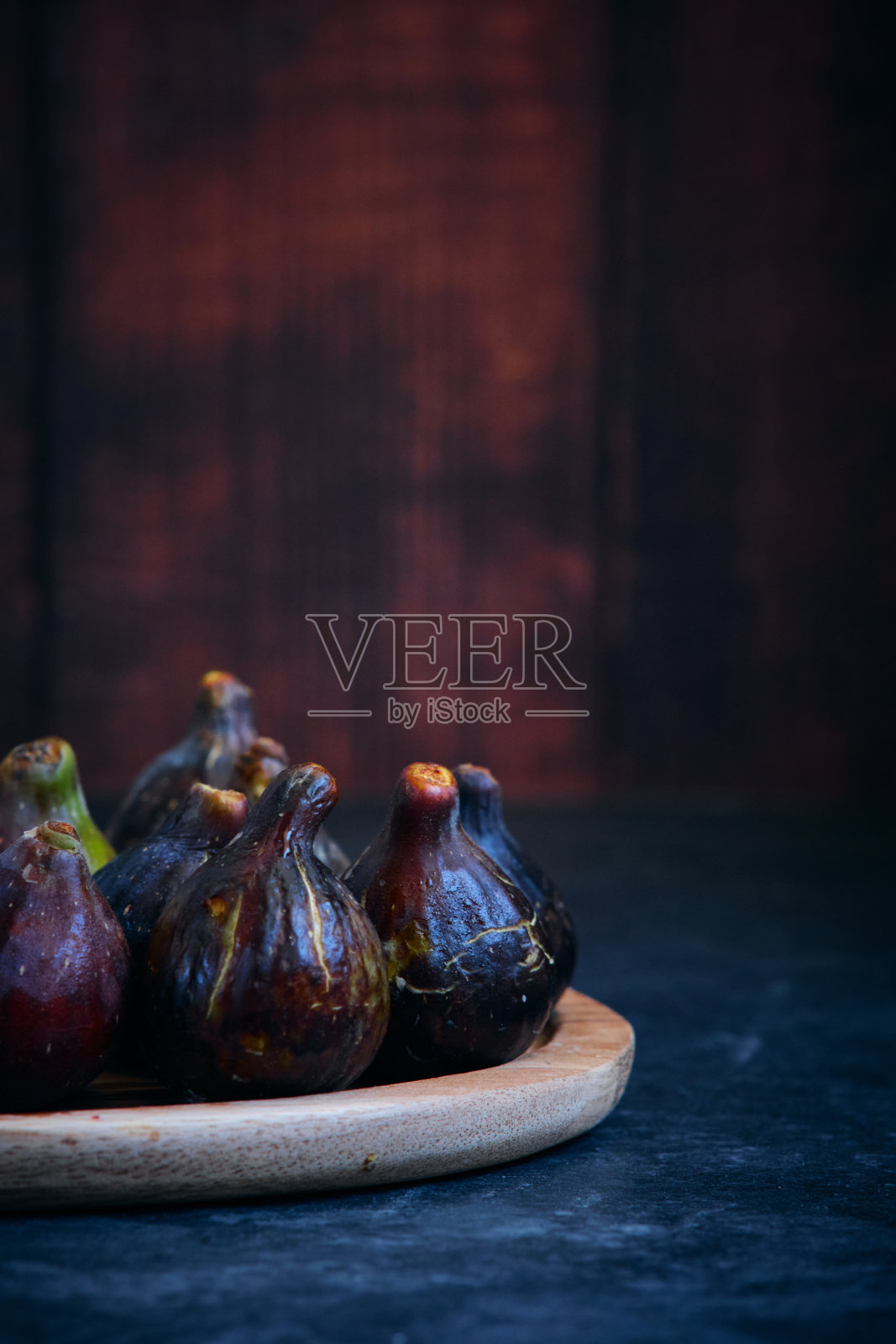 木盘上的静物无花果照片摄影图片