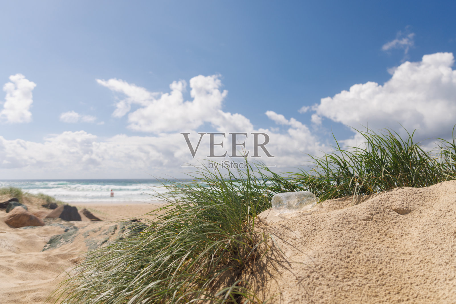 海滩上的塑料水瓶照片摄影图片