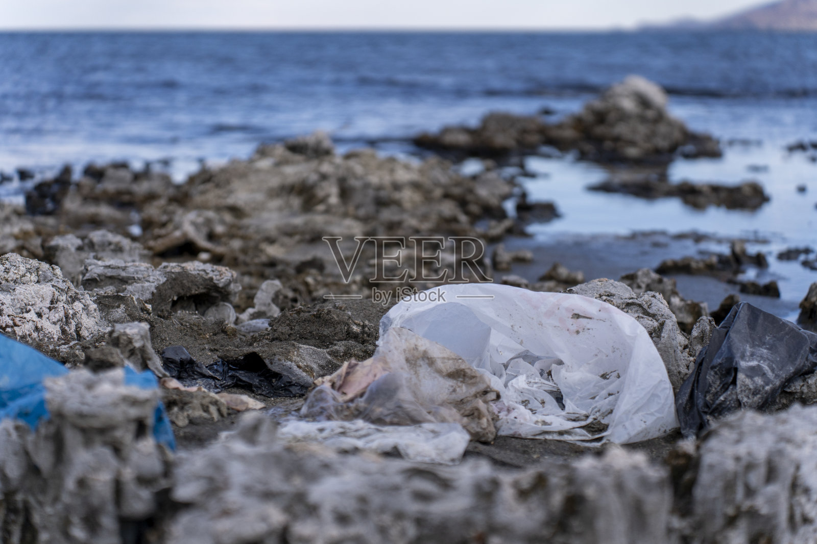 海洋中的塑料垃圾。照片摄影图片