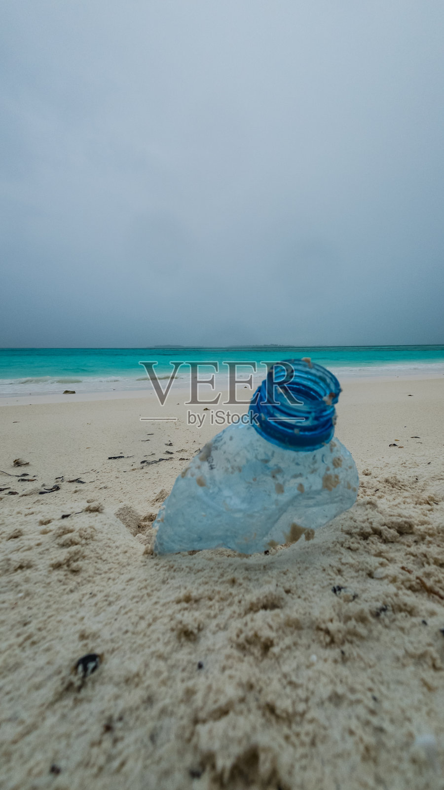 海滩上的塑料瓶照片摄影图片