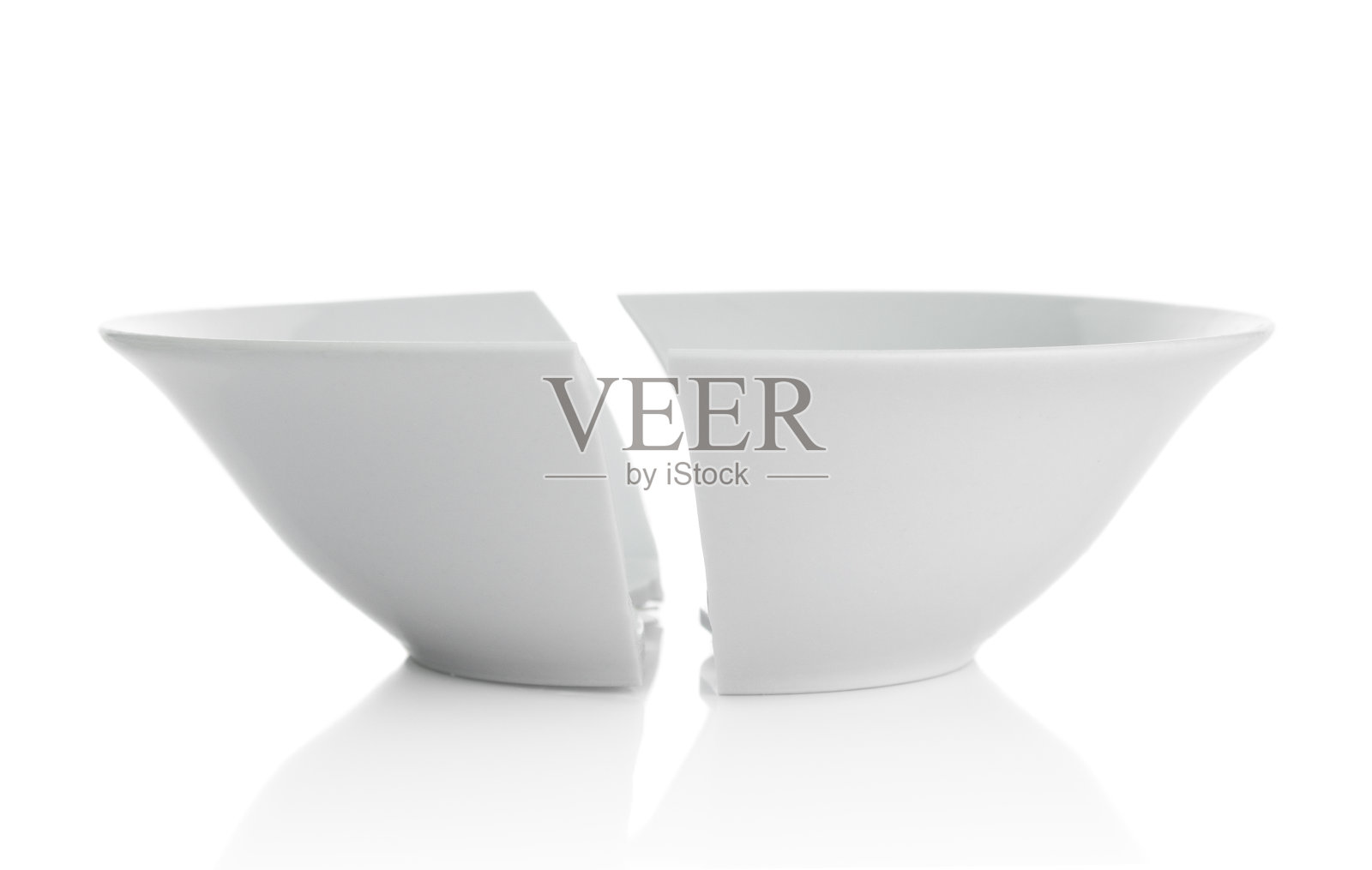 破碎的盘子在白色背景上的特写照片摄影图片