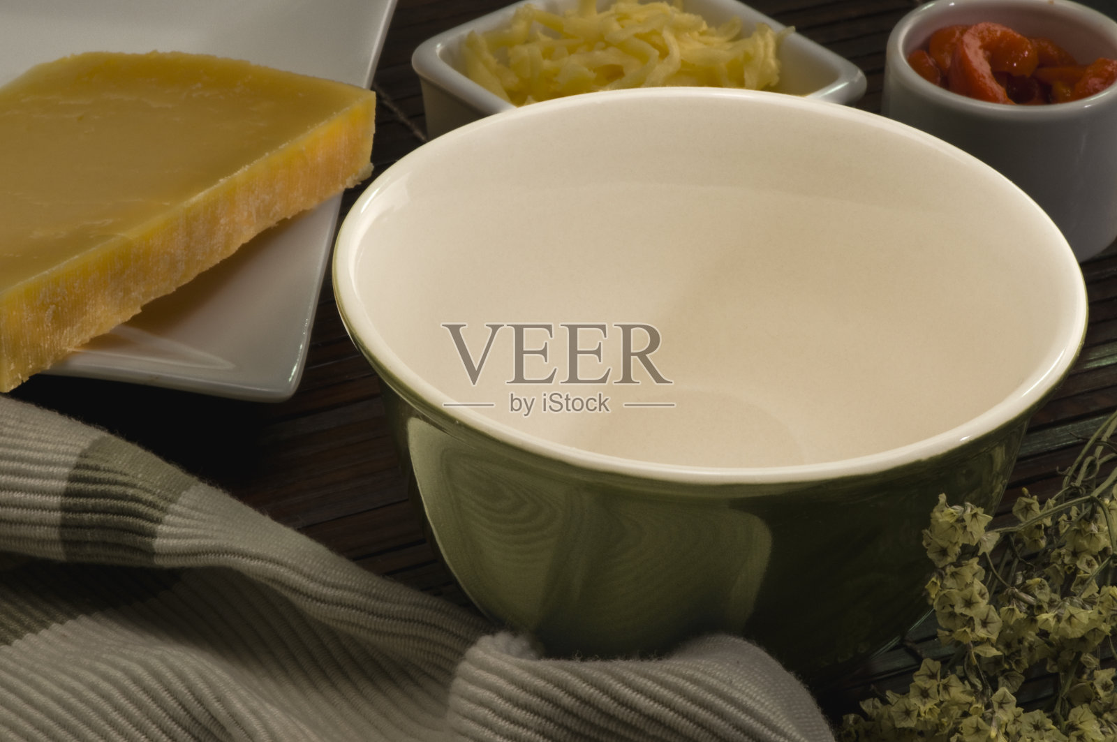 空盘子放在准备好的桌子上照片摄影图片