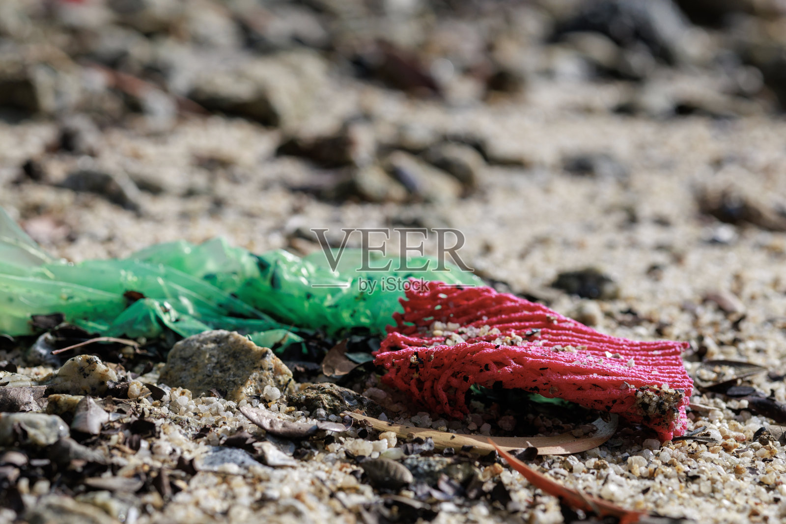 海滩上废弃的塑料垃圾的环境问题照片摄影图片