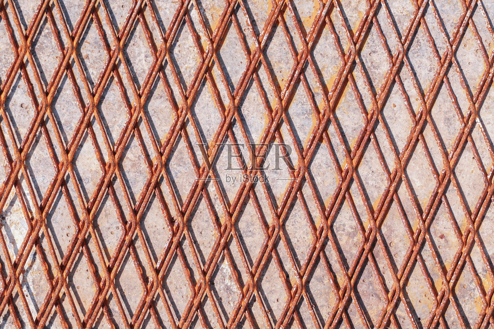 旧栅栏生锈的网，水泥地上双层生锈的钢格栅。照片摄影图片