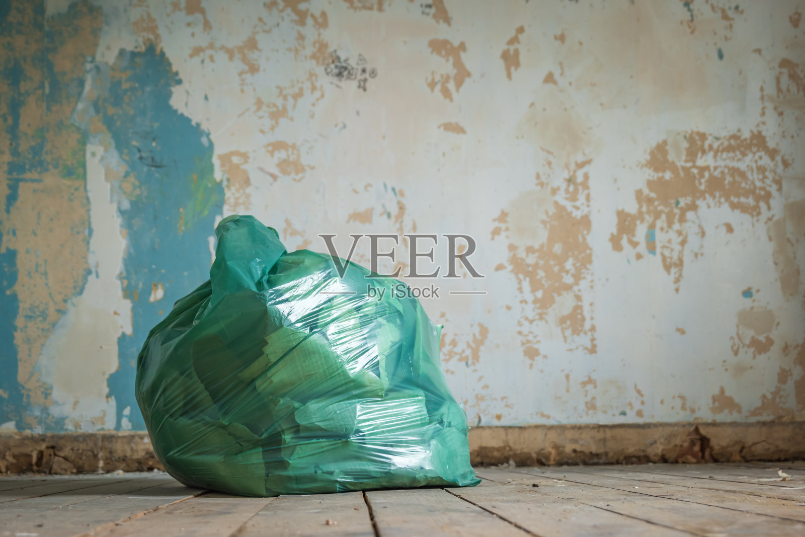 在英国，房间装修期间装满了剥落的墙纸碎片的垃圾袋照片摄影图片