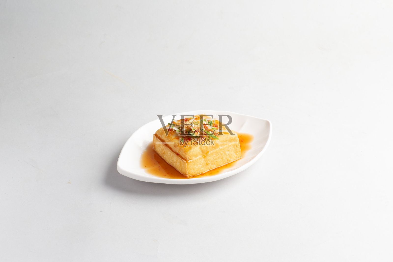 白底咖啡馆餐厅清真小吃菜单上的泰式辣酱炸脆豆腐照片摄影图片