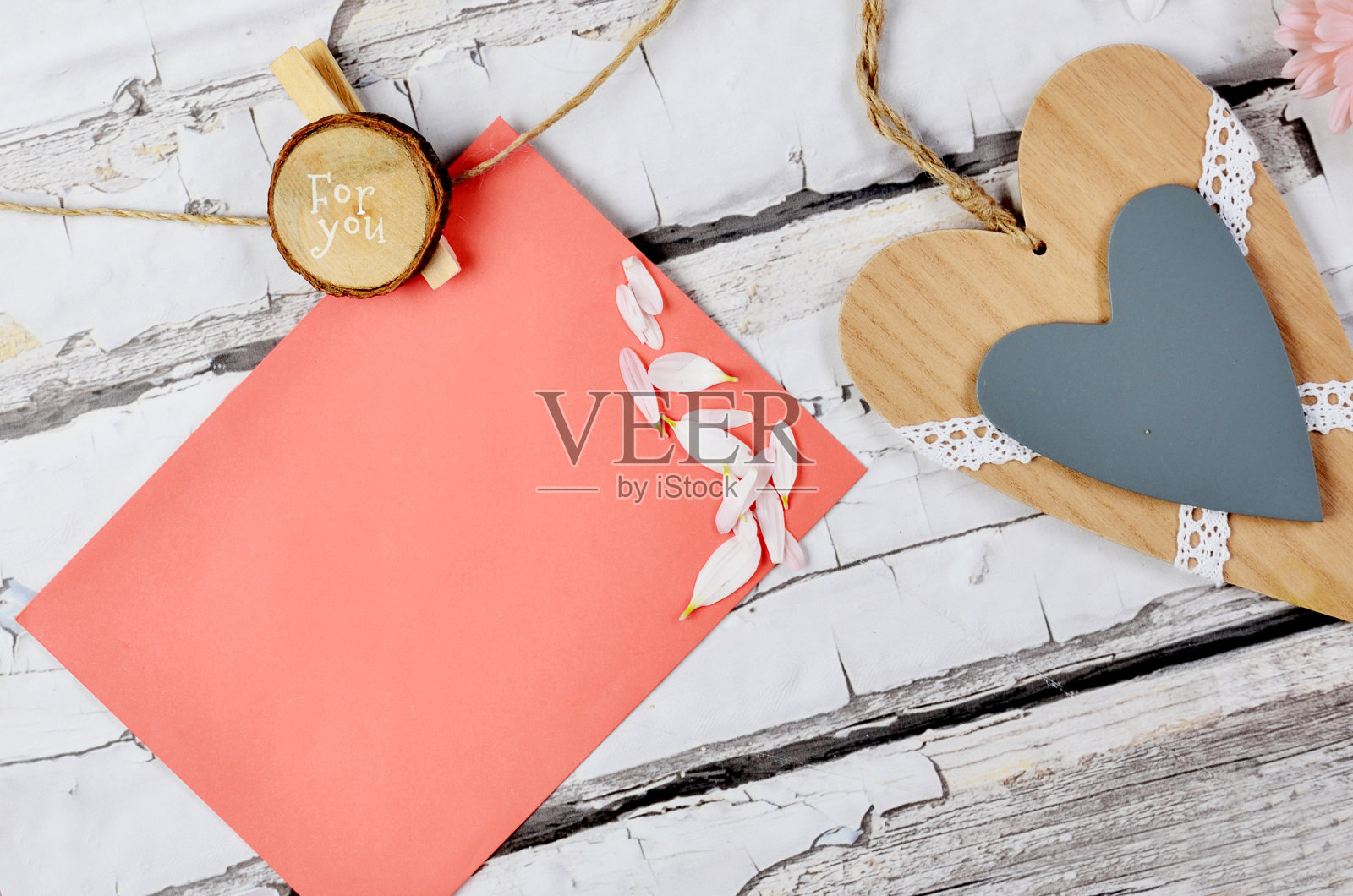 母亲节装饰鲜花木质背景心形悬挂贺卡照片摄影图片