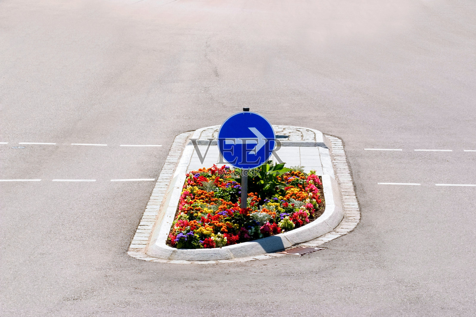 德国巴伐利亚州慕尼黑典型的交通孤岛照片摄影图片