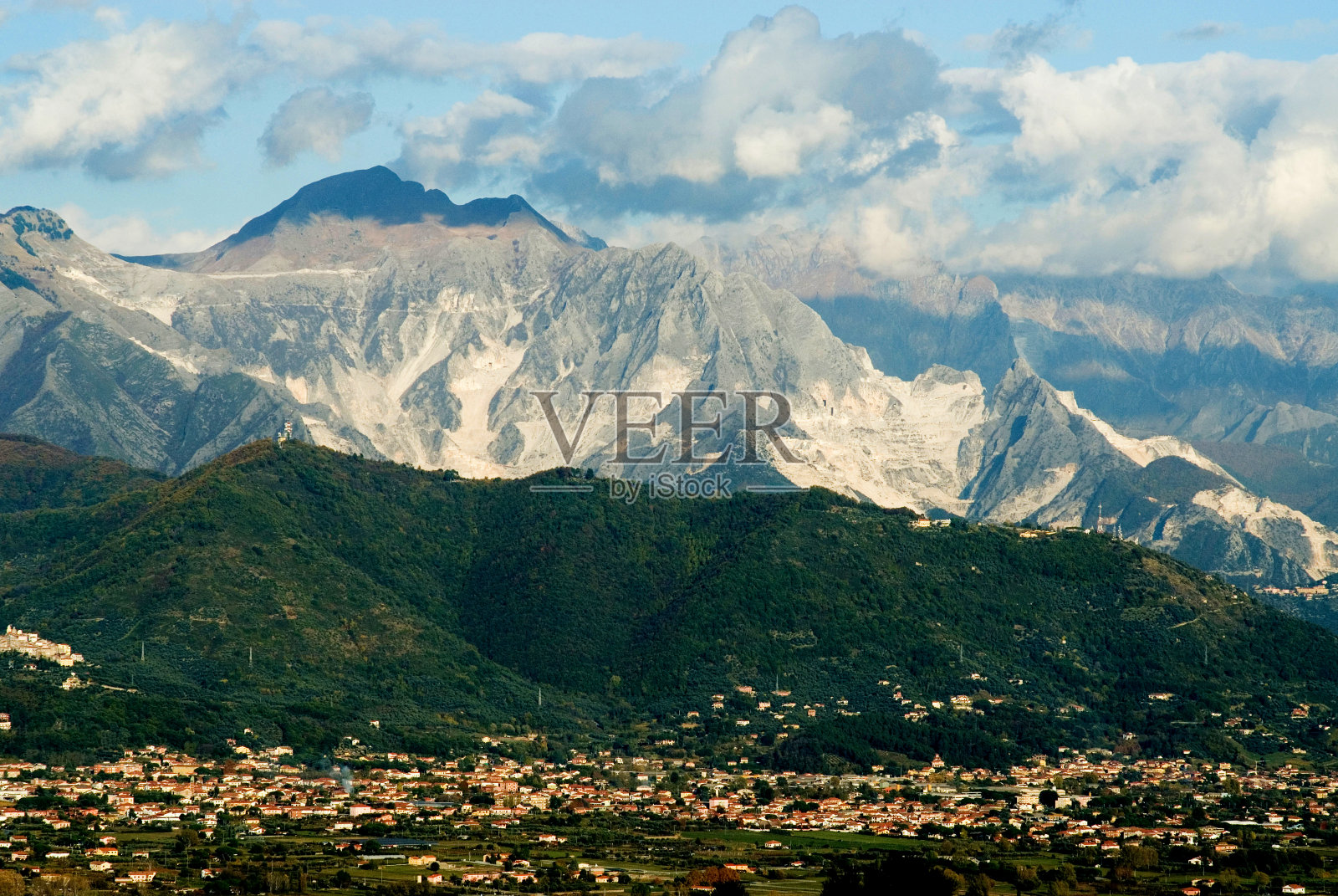 位于意大利托斯卡纳阿尔卑斯山脉的卡拉拉大理石石坑照片摄影图片