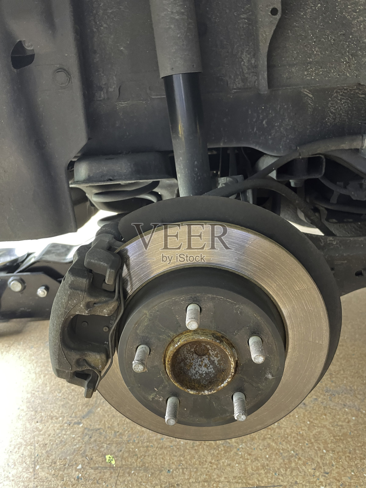 汽车制动转子的特写，这是汽车系统中车辆维护和维修的重要部件。照片摄影图片