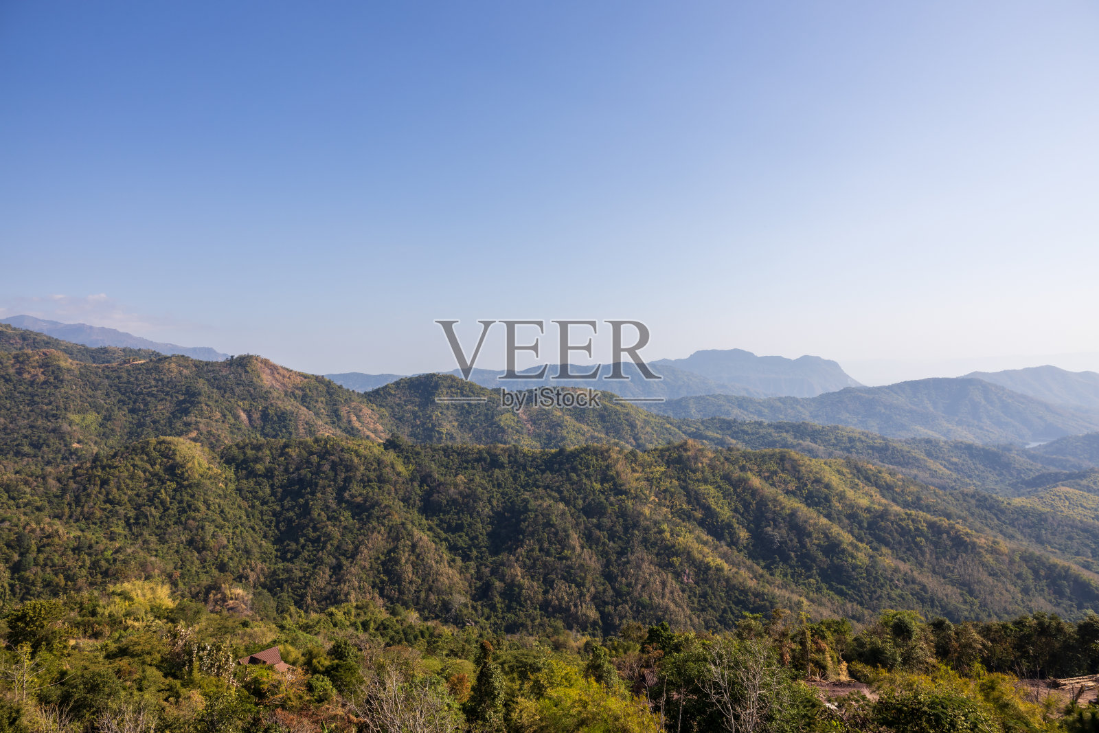 许多小山相互重叠的景色。照片摄影图片