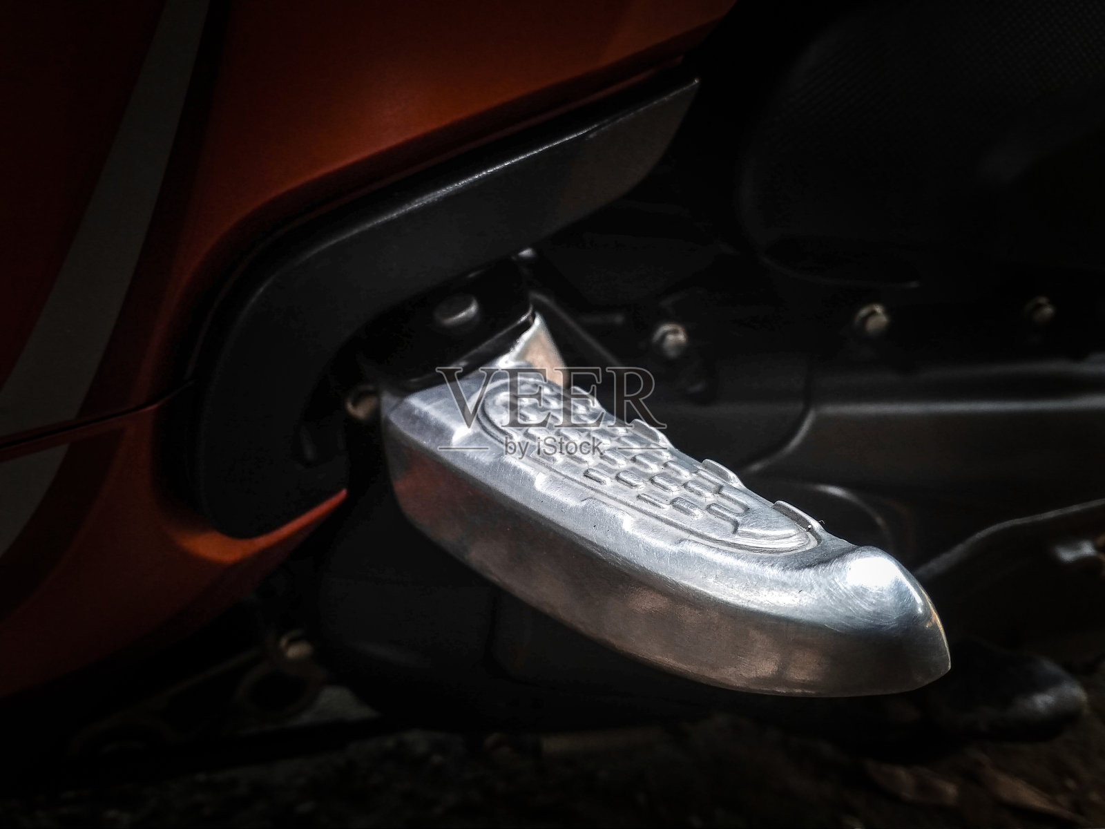 马蒂奇摩托车踏板暗背景，照片与复古的颜色照片摄影图片