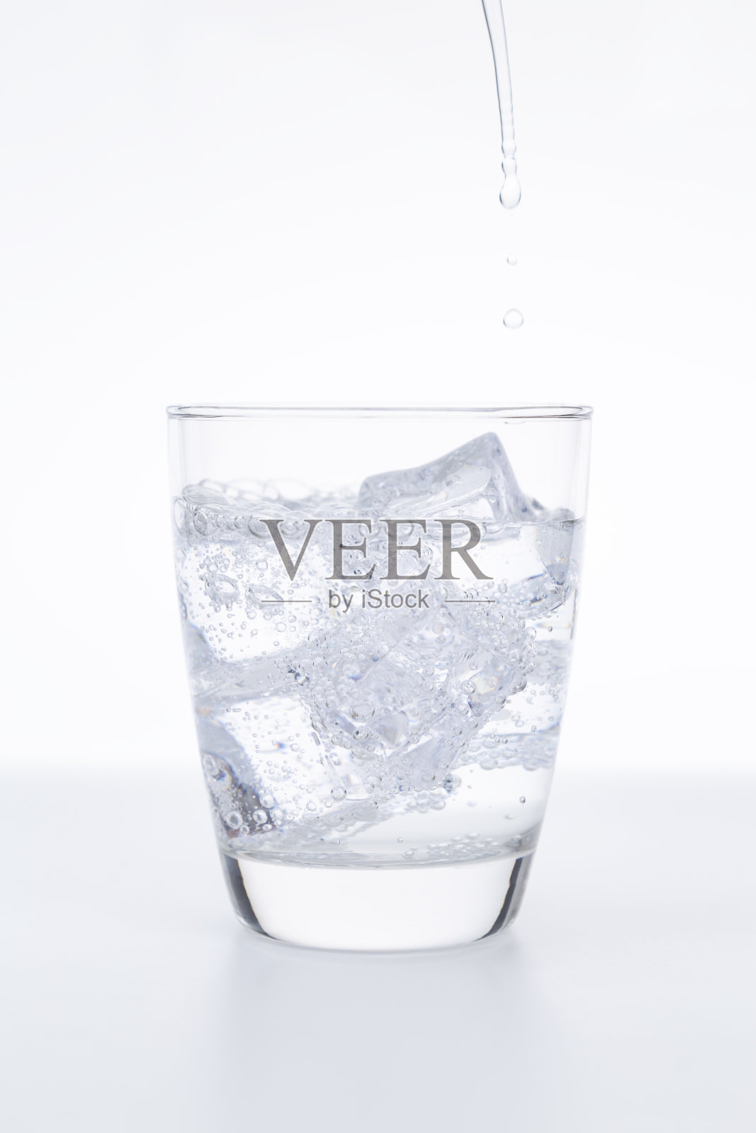 把苏打水倒进杯子里。照片摄影图片