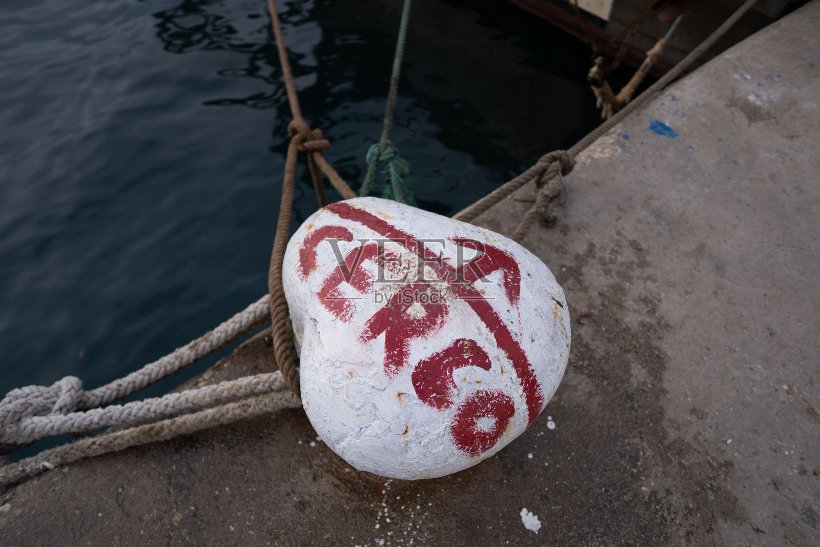 带着信息在码头上摇摆照片摄影图片